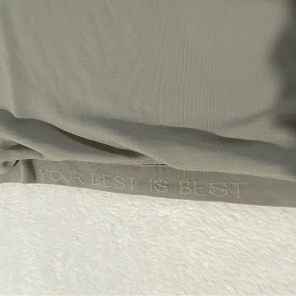 Lululemon Women’s Taupe / Gray Athletic Tech Short Sleeve Shirt Sz 12 - Picture 8 of 12